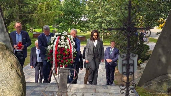 Członkowie sejmowej komisji do spraw rolnictwa i minister rolnictwa Stefan Krajewski złożyli kwiaty w miejscu pamięci w Łomży, 17.09.2025, fot. Paweł Wądołowski