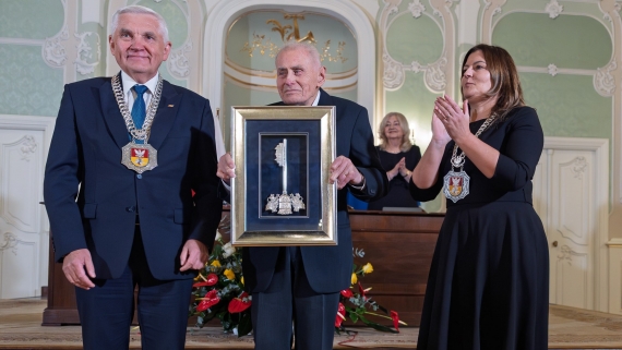 Dr Tadeusz Borowski-Beszta odebrał tytuł Honorowego Obywatela Białegostoku, źródło: Facebook/bialystokUM/fot. Dawid Gromadzki