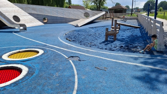 Rodzice narzekają na plac zabaw przy Netcie, 15.07.2025, fot. Marta Sołtys