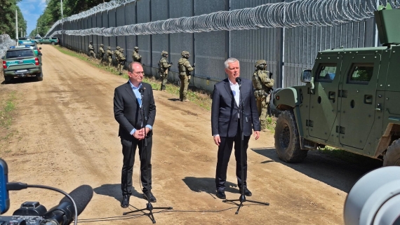 Alexander Dobrindt i Tomasz Siemoniak na polsko-białoruskiej granicy w Połowcach, 21.07.2025, fot. Grzegorz Pilat