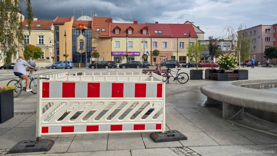 Uszkodzone płyty na Starym Rynku w Łomży, 26.08.2058, fot. Paweł Wądołowski