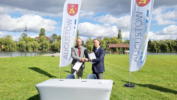 Miasto podpisało w piątek (19.09) umowę na zagospodarowanie terenu między placem zabaw, a bazą sportów wodnych, 19.09.2025, fot. Marta Sołtys