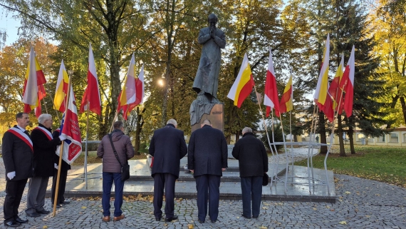 Złożenie kwiatów pod pomnikiem ks. Jerzego Popiełuszki w Białymstoku w Narodowym Dniu Pamięci Duchownych Niezłomnych, 19.10.2025, fot. Ryszard Minko