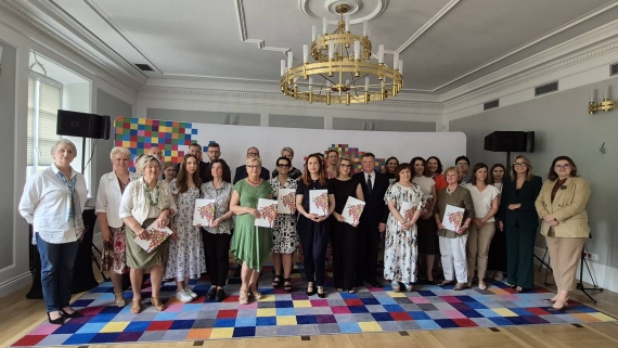 Przedstawiciele podlaskich organizacji odebrali umowy na dofinansowania w Urzędzie Marszałkowskim w Białymstoku, 6.06.2025, fot. Renata Reda