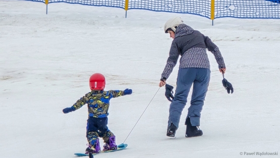 Można już korzystać ze stoku narciarskiego w Rybnie koło Łomży, 6.12.2025, fot. Paweł Wądołowski