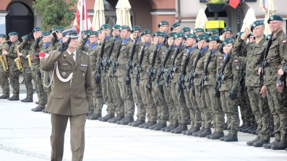 Przysięga żołnierzy na sztandar 18. Łomżyńskiego Pułku Logistycznego, 7.06.2025, fot. Adam Dąbrowski