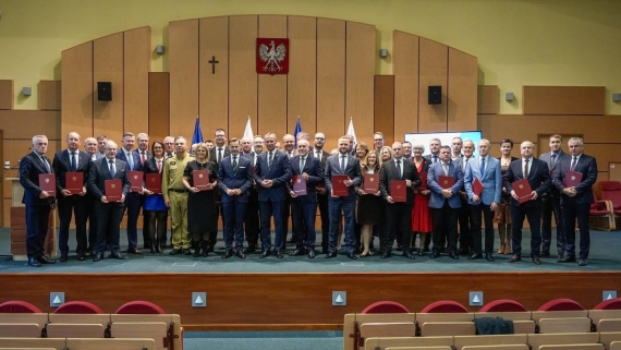 Pieniądze na ochronę ludności i obronę cywilną w podlaskich gminach, umowy z 49 gminami podpisane, źródło: Facebook/Podlaski Urząd Wojewódzki