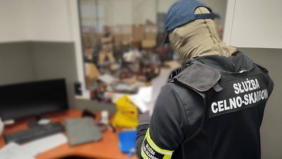 KAS uderzyła w nielegalną sprzedaż elektrycznych rowerów i hulajnóg, 14.11.2025, źródło: gov.pl