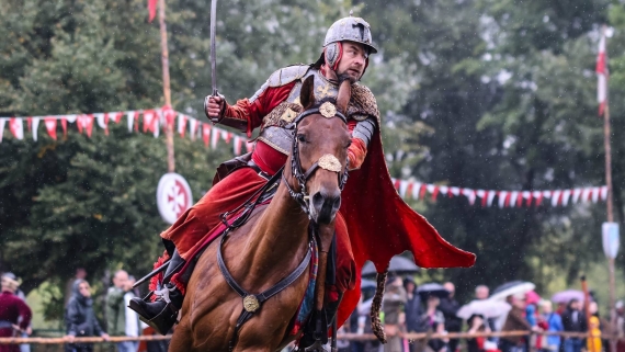 Szymon Paczyński z Podlaskiej Chorągwi Husarskiej na zawodach Polskiej Ligi Husarskiej w Pułtusku, fot. Jan Kisiel/Maciej Jóźwiak
