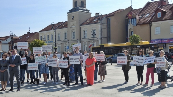 Pikieta przeciwko reorganizacji szkół w Łomży, 28.05.2025, fot. Adam Dąbrowski