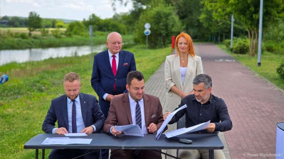 Podpisanie umowy na rozbudowę bulwarów nad Narwią i modernizację plaży miejskiej w Łomży, 4.07.2025, fot. Paweł Wądołowski