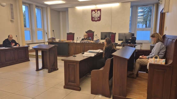 Według relacji pokrzywdzonych, kierowniczka utrudniała im wykonywanie obowiązków np. zlecając czasochłonne raportowanie każdej czynności, 27.10.2025, fot. Marta Nazarko