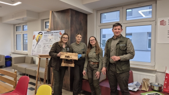 "Choinki dla skrzydlatych gości - leśnicy z pacjentami DSK dokarmiają ptaki", warsztaty, fot. Renata Reda