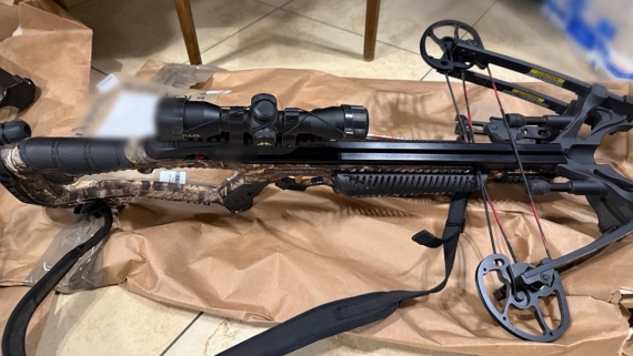 W miejscu zamieszkania podejrzewanego, funkcjonariusze zabezpieczyli m. in. amunicję, wiatrówki różnego typu, kuszę, łuk oraz nunczako, źródło: cbzc.policja.gov.pl