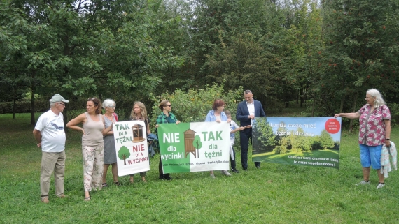 Protest przeciwko wycince drzew w miejscu budowy tężni w Łomży, 31.08.2025, fot. Adam Dąbrowski