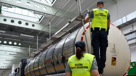 Transport ponad 30 tys. litrów paliwa zatrzymali pod Suwałkami funkcjonariusze Służby Celno-Skarbowej, fot: Podlaska KAS