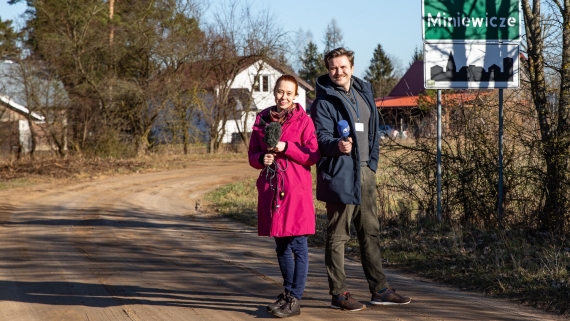 Joanna Sikora i Źmicier Kościn podczas nagrywania reportażu "Na wagę złota", fot. Joanna Szubzda