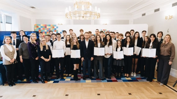 Kilkudziesięciu uczniów z województwa podlaskiego odebrało stypendia Urzędu Marszałkowskiego, 1.12.2025, fot. Województwo Podlaskie/Facebook