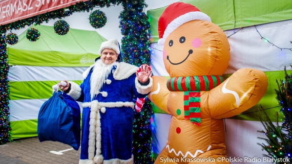 Niebieski Mikołaj Polskiego Radia Białystok zaprasza do wspólnych zdjęć, fot. Sylwia Krassowska