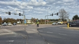 Policjant kieruje ruchem drogowym, ćwiczenia przed Świętem Zmarłych, fot. Grzegorz Pilat