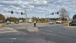 Policjant kieruje ruchem drogowym, ćwiczenia przed Świętem Zmarłych, fot. Grzegorz Pilat